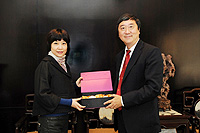 Ms. Chang Man-chuan (left), Director of Kwang Hwa Information and Culture Center receives a souvenir from Prof. Joseph Sung (right), Vice-Chancellor of CUHK